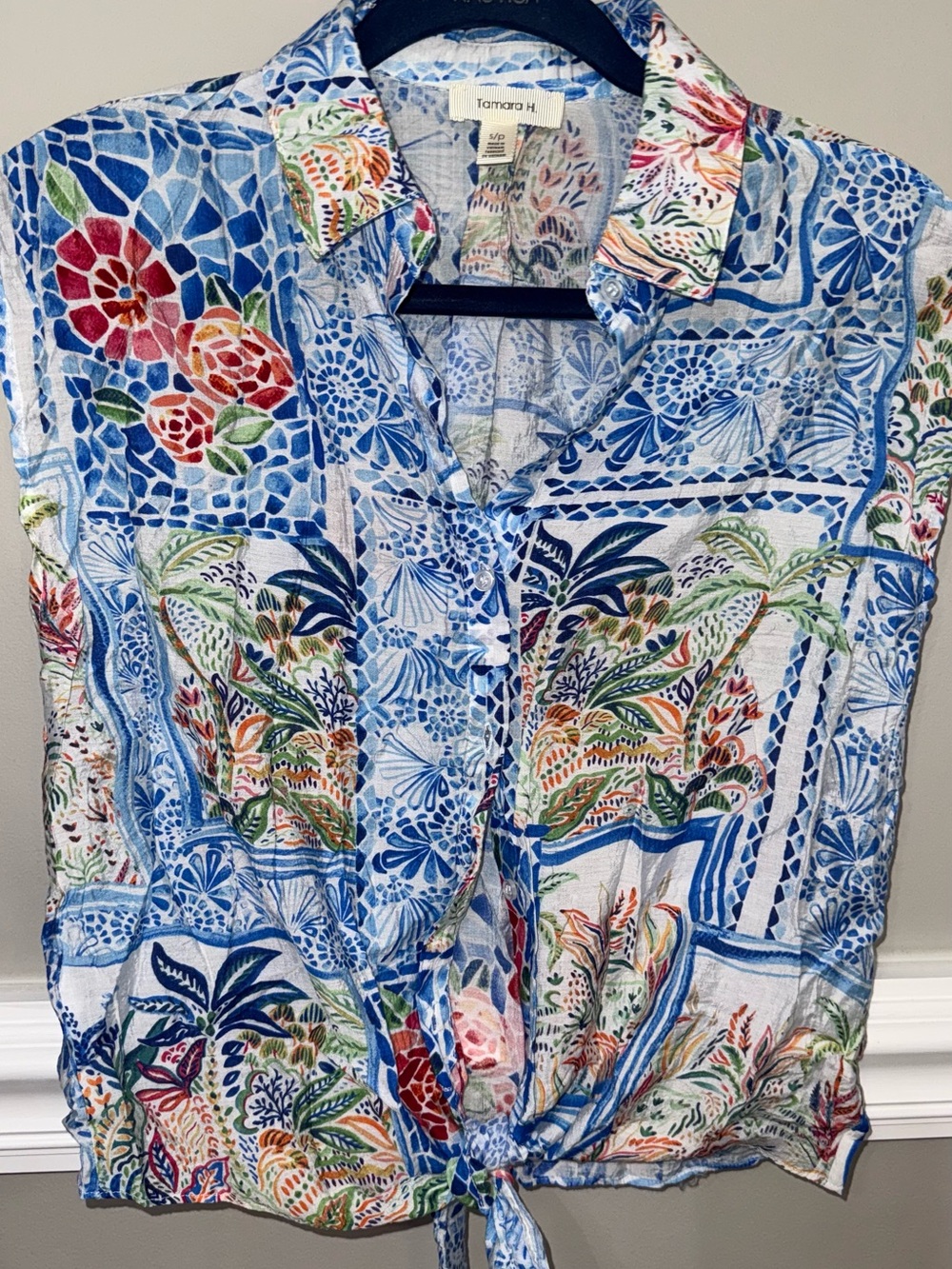 Sleeveless Blue Floral Tie-Hem Blouse - Picture 8 of 9